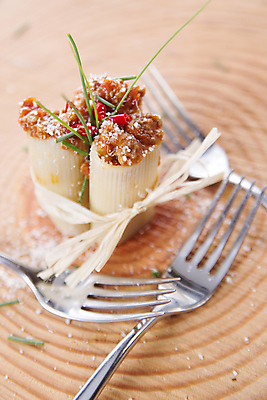 포토 JPG 해외이미지 리본 포크 실내 사람없음 이탈리아음식 묶기 나무배경 해외202004 카넬로니 해외포토 식기 백그라운드 모션 파스타 서양음식 내부 파일형식 이미지허브