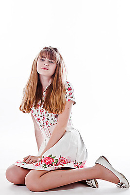 포토 JPG 해외이미지 백인 모델 1 손 응시 드레스 옷 여자 유럽 포즈 한명 미소 웃음 사람 인종 유행 화장품 화려 우아함 옷입기 고립 스타일 유일 해외202004 해외포토 서양인 시선 나라 컨셉 모션 표정 신체부위 뷰티 파일형식 이미지허브