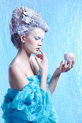 포토 JPG 해외이미지 백인 모델 헤어스타일 계절 여자 유럽 얼굴 조각 크리스마스 겨울 동화 요정 한명 사람 파란색 반사 유행 냉동 얼음 추위 흰색 표현 눈송이 화려 맛 사과 12월 피부관리 서리 공상 마법 눈보라 의심 폭설 몽환 해외202004 해외포토 자연요소 서양인 1 기념일 감정 나라 컬러 컨셉 과일 눈_날씨 신체부위 뷰티 날짜 자연재해 파일형식 이미지허브