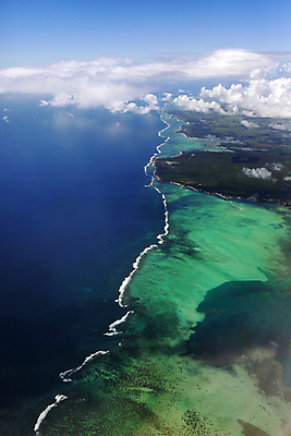 포토 JPG 해외이미지 모래 바다 섬 여행 아프리카 자연 리조트 휴가 산 사람없음 야외 가로 물 여름 파란색 관광지 도시풍경 컬러풀 햇빛 재산 고급 기회 화산 암초 타운 인도양 석호 남아프리카 모리셔스 열대기후 조감도 수평선 해외202004 해외포토 자연요소 계절 나라 컬러 컨셉 풍경 금융 태양 도시 생태계 파일형식 이미지허브