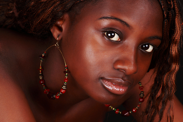 포토 JPG 해외이미지 얼굴 한명 갈색 검은색 해외202004 해외포토 1 컬러 사람 신체부위 파일형식 이미지허브