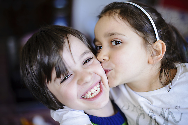 포토 JPG 해외이미지 백인 라이프스타일 여자 남자 딸 행복 어린이 컨셉 가족 관계 놀이 키스 주택 함께함 발렌타인데이 사랑 사람 소년 두명 우정 기쁨 달콤 연결 형제 언니 남동생 천진난만 해외202004 해외포토 서양인 감정 데이이벤트 건물 생활 친구 맛 애정표현 자매 동생 파일형식 이미지허브