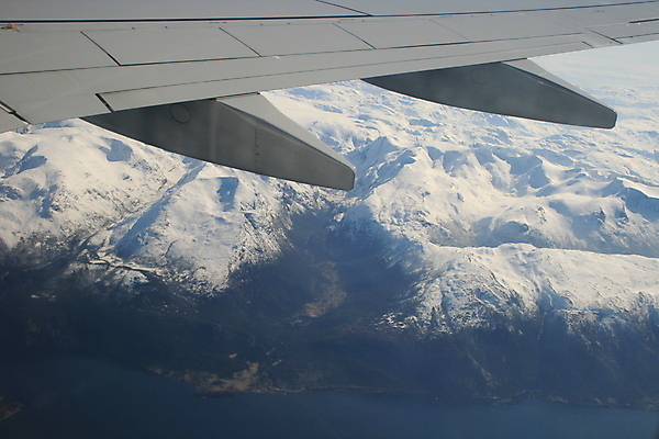 포토 JPG 해외이미지 바다 여행 이동 날개 교통시설 하늘 휴가 산 비행기 항해 사람없음 물 파란색 화목 항공 제트기 대패 수평선 해외202004 해외포토 자연요소 컬러 교통 컨셉 배_교통 항공교통 대중교통 시설 파일형식 이미지허브