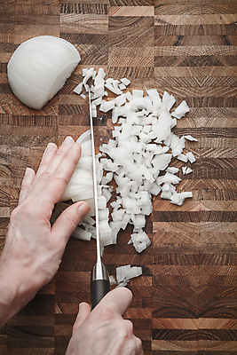 포토 JPG 해외이미지 손 음식 조각 채소 재료 양파 요리 사람없음 목재 세로 갈색 금속 주방 검은색 흰색 신선 양념 칼 자르기 준비 유기농 날것 채식주의자 비건 해외202004 해외포토 나무 웰빙 컬러 모션 재질 신체부위 채식 파일형식 이미지허브