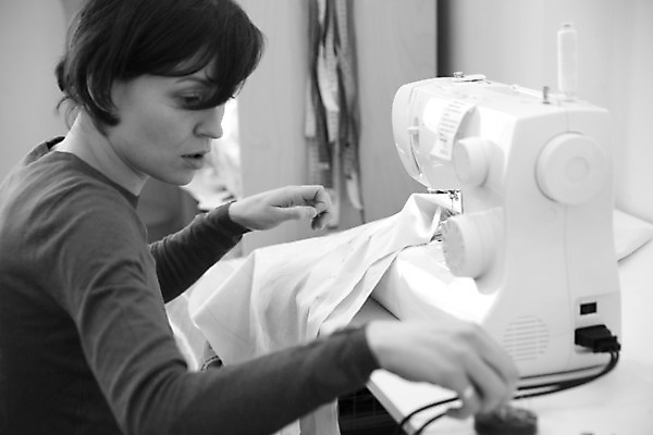 포토 JPG 해외이미지 디자인 옷 산업 비즈니스 노동자 흑백 한명 기계 직물 업무 작업 제조 바느질 디자이너 땀 재단 재단사 방법 핸드메이드 해외202004 해외포토 직업 1 촬영기법 사람 파일형식 이미지허브