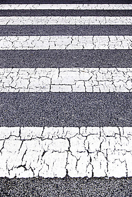 포토 JPG 해외이미지 여자 도로 길 선 여행 백그라운드 십자가 패턴 비즈니스 추상 거리 안테나 안전 사람 사람없음 야외 검은색 산책 회색 흰색 도시 보행자 횡단보도 군중 정상 교차로 심볼 사인 질감 바쁨 장면 얼룩말 건너기 방법 해외202004 해외포토 컬러 무늬 통신 교통시설 모션 휴식 말_동물 보행로 파일형식 이미지허브