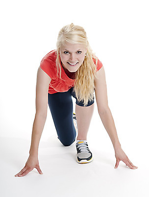 포토 JPG 해외이미지 전신 여자 행복 이동 운동선수 건강 한명 웃음 빨간색 파란색 금발 달리기 조깅 운동 힘 흰색 레이싱 시작 출발 고립 달리기선수 성인여자만 해외202004 해외포토 1 헤어스타일 감정 스포츠 컬러 컨셉 모션 표정 사람 시합 육상선수 여자만 성인만 파일형식 이미지허브