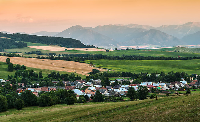 포토 JPG 해외이미지 나무 유럽 여행 밭 오렌지 자연 하늘 지붕 산 주택 풍경 경사 사람없음 야외 초록색 마을 일출 맑음 일몰 활발 하이킹 숲 땅 언덕 슬로바키아 해외202004 해외포토 식물 나라 컬러 컨셉 농업 과일 레저 날씨 건물 노을 생태계 파일형식 이미지허브