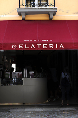 포토 JPG 해외이미지 잡화 음식 비즈니스 아이스크림 사람없음 여행객 상점 얼음 이탈리아 선택 달콤 맛 크림 진열장 서빙 주말 방문 셔벗 인기 젤라또 해외202004 해외포토 자연요소 유럽 컨셉 디저트 사람 파일형식 이미지허브