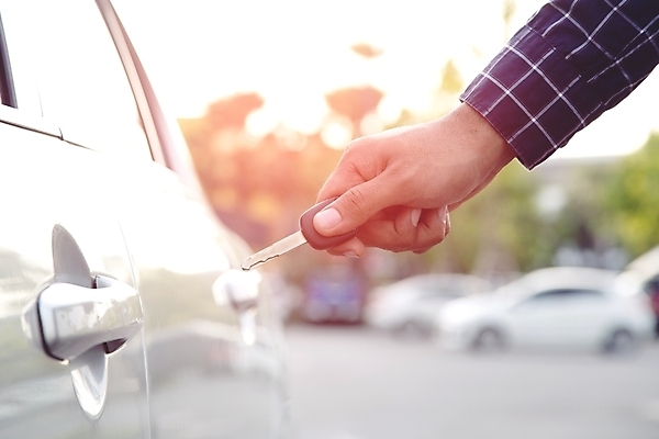 포토 JPG 해외이미지 라이프스타일 손 창문 손가락 교통시설 자동차 열쇠 안전 사람 사람없음 야외 문 운전 잡기 오픈 운전사 리모컨 절도 종업원 잠금 보안 시스템 멀리 보험 대여 모뎀 임대 자동 제어 성인만 해외202004 해외포토 직업 육상교통 교통 모션 생활 신체부위 경제 범죄 시설 파일형식 이미지허브
