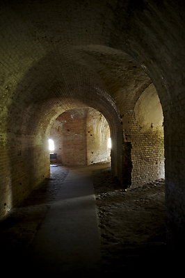 포토 JPG 해외이미지 공원 벽 여행 건축양식 벽돌 국립공원 사람없음 미국 성 역사 아치 군용 전쟁 육군 남쪽 베터리 전국 플로리다 해외202004 해외포토 건축물 공공시설 건축 북아메리카 군대 방향 파일형식 이미지허브