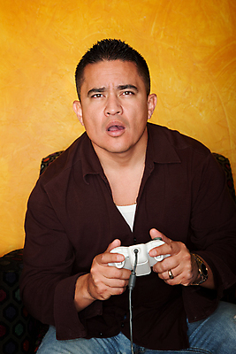 포토 JPG 해외이미지 남자 의자 놀이 한명 앉기 성인 텔레비전 게임 청바지 오픈 입 카우보이 집중 전자 철사 히스패닉 동영상 관리자 플레이어 해외202004 해외포토 1 가구 컨셉 바지 모션 사람 신체부위 전자제품 파일형식 이미지허브