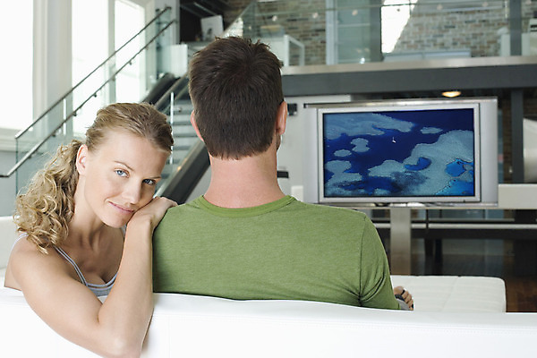 포토 JPG 해외이미지 백인 라이프스타일 커플 응시 여자 남자 가구 2 거실 관계 청소년 휴식 영국 주택 함께함 실내 사람 앉기 20대 성인 두명 뒷모습 캐주얼 소파 스크린 텔레비전 관찰 영화 런던 성인남자만 성인여자만 해외202004 해외포토 서양인 시선 옷 유럽 뷰포인트 생활용품 컨셉 의자 모션 문화예술 청년 내부 건물 생활 전자제품 남자만 여자만 성인만 파일형식 이미지허브