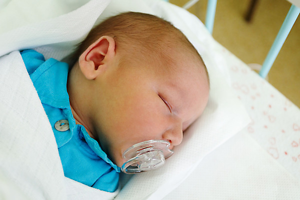 포토 JPG 해외이미지 백인 얼굴 병원 사랑 한명 사람 흰색 침대 아기 신생아 잠 신생아실 해외202004 해외포토 서양인 1 감정 컬러 가구 의학 신체부위 파일형식 이미지허브