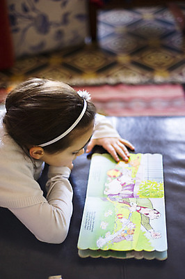 포토 JPG 해외이미지 백인 라이프스타일 여자 교육 행복 어린이 놀이 휴식 바닥 주택 실내 표정 이야기 한명 책 소파 독서 숫자 기쁨 방 연도 읽기 5 옛날 초보 해외202004 해외포토 서양인 문자 1 감정 컨셉 의자 모션 사람 내부 건물 생활 파일형식 이미지허브