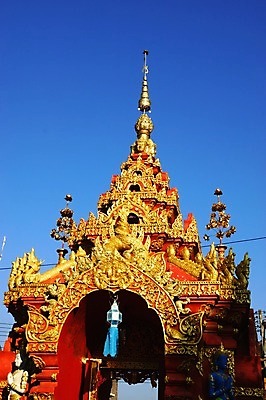 포토 JPG 해외이미지 모양 전통 아시아 종교 문화 여행 건축양식 태국 하늘 벽돌 미술 동양인 사람없음 야외 건물 빨간색 파란색 컬러풀 태양 갈색 골동품 사찰 황금 묘사 대문 북쪽 타운 강렬 스타일 해외202004 해외포토 자연요소 건축물 건축 나라 컬러 종교건축 문화예술 인종 문 도시 방향 파일형식 이미지허브