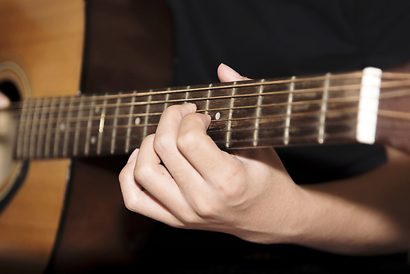 포토 JPG 해외이미지 손 연주 실내 신체부위 기타 잡기 해외202004 해외포토 음악 모션 현악기 사람 내부 파일형식 이미지허브