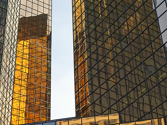 포토 JPG 해외이미지 모양 디자인 외관 패턴 회사 비즈니스 건축양식 창문 유리 하늘 미래 아파트 사람없음 야외 건물 금융 파란색 사무실 탑 고층빌딩 힘 블록 성장 도시 센터 재산 도심 큼 아래 지역 일반 개발 진짜 철강 콘크리트 해외202004 해외포토 건축물 건축 컬러 컨셉 무늬 재질 주택 빌딩 경제 크기 방향 위치 파일형식 이미지허브