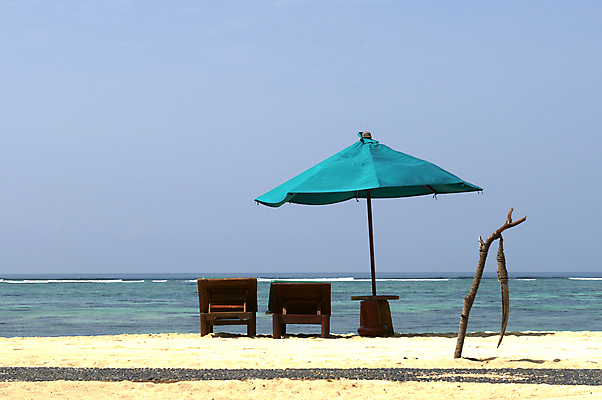 포토 JPG 해외이미지 실루엣 아시아 모래 바다 섬 여행 의자 우산 휴가 휴식 풍경 사람없음 야외 물 여름 파란색 태양 침묵 일몰 큼 휴양지 인도네시아 내추럴 이국적 파라다이스 해외202004 해외포토 자연요소 계절 나라 컬러 가구 컨셉 촬영기법 노을 소리 장소 크기 파일형식 이미지허브