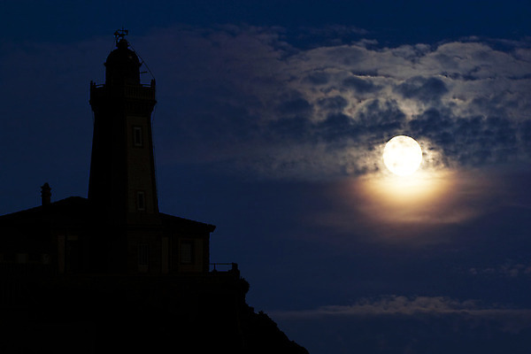 포토 JPG 해외이미지 구름 바다 가이드 낚시 등대 사람없음 빛 어둠 운전 달 도시 스페인 야간 지시 신호 포트 헬프 해외202004 해외포토 자연요소 직업 유럽 모션 레저 도움 파일형식 이미지허브