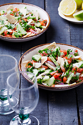 포토 JPG 해외이미지 음식 토마토 채소 과일 중동 양파 오이 파슬리 건강 요리 사람없음 빨간색 초록색 컬러풀 갈색 노란색 검은색 샐러드 흰색 닫기 애피타이저 레몬 허브 라임 점심식사 채식주의자 피타 해외202004 해외포토 식물 나라 빵 컬러 모션 식사 채식 파일형식 이미지허브