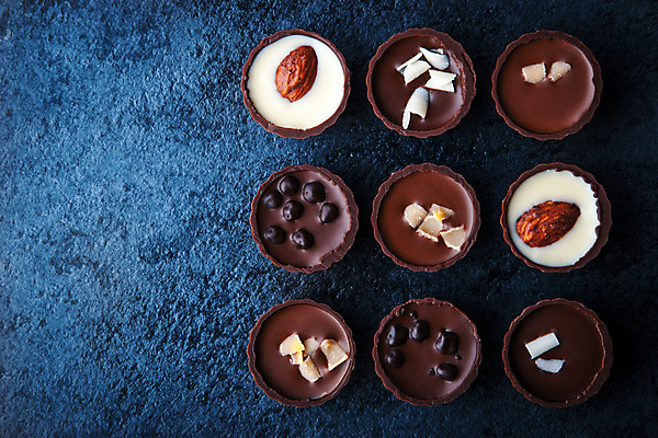 포토 JPG 해외이미지 음식 백그라운드 사탕 사람없음 파란색 세트 갈색 우주 초콜릿 여러개 흰색 원형 질감 정사각형 아몬드 구성 석판 정물화 해외202004 해외포토 도형 컬러 다수 디저트 견과류 그림 파일형식 이미지허브