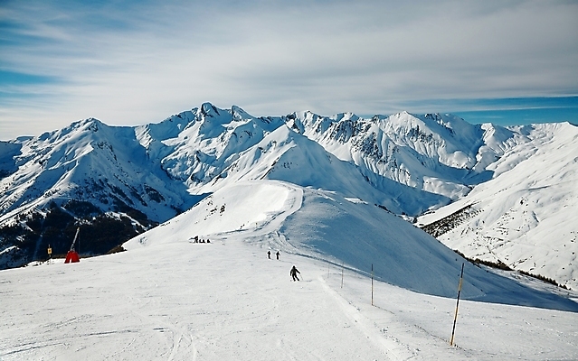 포토 JPG 해외이미지 구름 라이프스타일 스포츠 여행 겨울 하늘 휴가 스키 산 사람 경사 사람없음 야외 파란색 태양 맑음 추위 프랑스 흰색 휴양지 알프스 스키선수 프랑스어 추적 선로 눈내림 해외202004 해외포토 자연요소 문자 계절 유럽 컬러 모션 날씨 겨울스포츠 운동선수 눈_날씨 생활 장소 파일형식 이미지허브