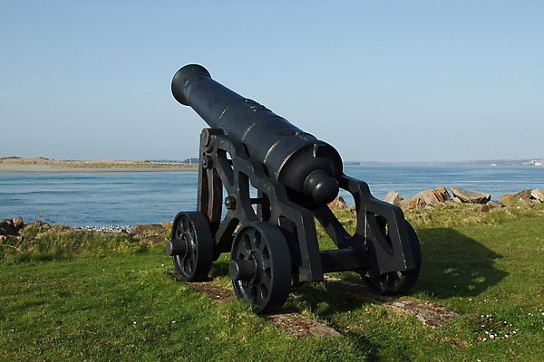 포토 JPG 해외이미지 하늘 산 통 사람없음 초록색 물 검은색 총 수확 바퀴 역사 좁은 대포 해외202004 해외포토 자연요소 무기 컬러 농업 파일형식 이미지허브