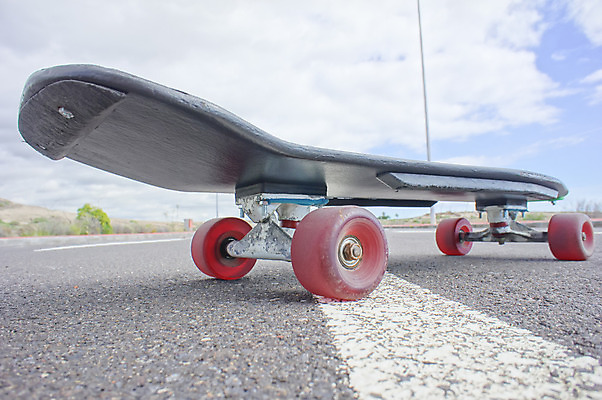 포토 JPG 해외이미지 주간 사람없음 야외 한개 스케이트보드 해외202004 해외포토 자연요소 1 보드_스포츠 파일형식 이미지허브