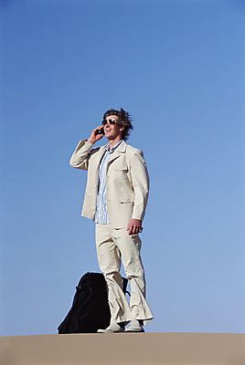 포토 JPG 해외이미지 전신 백인 컨셉 가방 비즈니스 통신 하늘 모바일 아이디어 대화 한명 20대 세로 스마트폰 글로벌 사막 짐 직장인 비즈니스맨 토론 부름 통화 멀리 고립 수하물 혼자 카피스페이스 해외202004 해외포토 서양인 직업 1 잡화 남자 모션 말하기 사람 청년 핸드폰 스마트기기 공백 파일형식 이미지허브