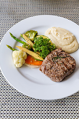 포토 JPG 해외이미지 음식 토마토 채소 부분 감자 파슬리 육류 스테이크 요리 사람없음 식사 저녁식사 당근 운전 소고기 매트 양념 맛 그릴 굽기 먹기 허브 허리 메뉴 서빙 성분 점심식사 등심 해외202004 해외포토 식물 컨셉 식재료 모션 주방용품 뿌리채소 서양음식 신체부위 구이 파일형식 이미지허브