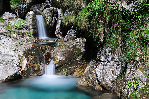 포토 JPG 해외이미지 식물 유럽 모션 자연 산 풍경 사람없음 초록색 물 강 컬러풀 계곡 맑음 이탈리아 폭포 젖음 흐름 추위 가을 바위 흰색 신선 급류 떨어짐 당구 내추럴 해외202004 해외포토 자연요소 계절 나라 컬러 컨셉 날씨 구기 돌_바위 생태계 파일형식 이미지허브