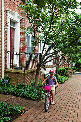 포토 JPG 해외이미지 학생 여자 교육 어린이 스포츠 분홍색 북아메리카 배낭 학교 가족 교통시설 건강 초등학교 설명 한명 안전 사람 건물 파란색 운동 자전거 미국 짐 헬멧 순환 팩 사이클링 해외202004 해외포토 1 건축물 컬러 교통 가방 관계 모션 아메리카 바이크 화장품 보호장비 육상스포츠 시설 파일형식 이미지허브