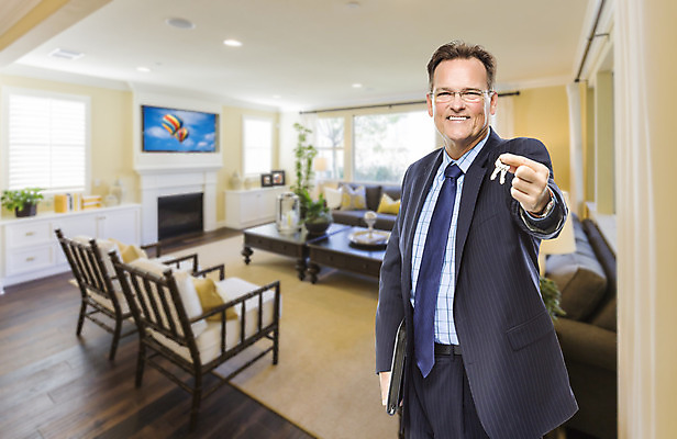 포토 JPG 해외이미지 백인 남자 거실 비즈니스 사업가 성공 열쇠 부동산 주택 실내 한명 사람 내부 건물 금융 판매 세일 잡기 직장인 비즈니스맨 재산 구매 중개인 리빙 대출 부동산중개인 분양 진짜 해외202004 해외포토 서양인 직업 1 건축물 컨셉 모션 경제 쇼핑 파일형식 이미지허브