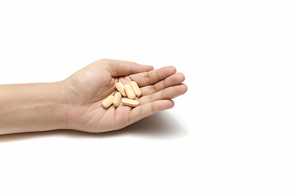 포토 JPG 해외이미지 손 실내 들기 신체부위 알약 약 해외202004 해외포토 의학 모션 사람 내부 파일형식 이미지허브