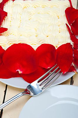 포토 JPG 해외이미지 접시 꽃잎 포크 사람없음 장미 케이크 달콤 생크림 나무배경 해외포토 식기 꽃 백그라운드 디저트 맛 크림 파일형식 이미지허브