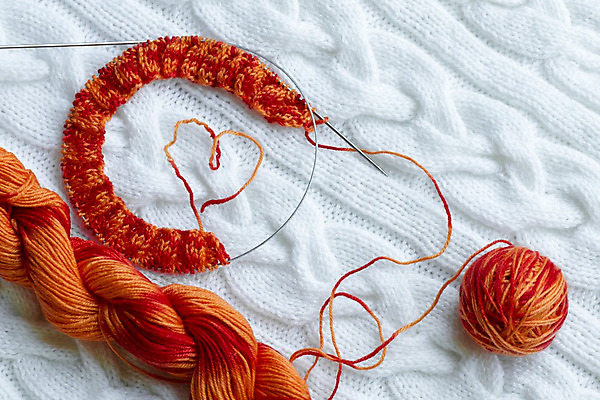 포토 JPG 해외이미지 디자인 컨셉 오렌지 공 따뜻함 취미 사람없음 빨간색 컬러풀 유행 장비 흰색 면 뜨개질 실 바느질 수집 부드러움 실타래 솜털 실뭉치 얼레 양모 핸드메이드 해외202004 해외포토 컬러 과일 직물 감각 파일형식 이미지허브