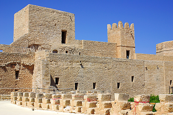 포토 JPG 해외이미지 전통 외관 문화 벽 여행 건축양식 아프리카 하늘 벽돌 인종 사람없음 야외 건물 여름 도시풍경 탑 탐험 골동품 바위 성 역사 중앙 큼 이슬람교 지중해 아라비아 북쪽 타운 수도원 동쪽 강화 구식 옛날 튀니지 해외202004 해외포토 건축물 계절 건축 나라 종교 바다 사람 풍경 돌_바위 도시 크기 방향 파일형식 이미지허브