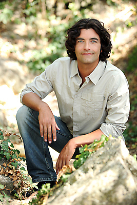 포토 JPG 해외이미지 백인 모델 1 응시 남자 행복 셔츠 잎 자연 휴식 한명 미소 사람 성인 야외 세로 초록색 여름 30대 평화 걷기 맑음 봄 흰색 청바지 신선 숲 지중해 히스패닉 시인 해외202004 해외포토 서양인 식물 직업 시선 계절 감정 바다 컬러 컨셉 상의 바지 모션 날씨 표정 장년 생태계 파일형식 이미지허브