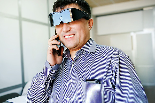 포토 JPG 해외이미지 1 손 안경 백그라운드 컨셉 통신 모바일 미래 새로움 고글 아이디어 세포 기술 실내 대화 한명 사람 스마트폰 핸드폰 사무실 3D 디지털 헤드폰 장비 게임 잡기 닫기 사이버 스마트 오브젝트 비전 동영상 혁명 웨어러블 가상 가상현실 현실 해외202004 해외포토 잡화 음향기기 비즈니스 모션 놀이 말하기 내부 신체부위 전자제품 스마트기기 디지털합성 파일형식 이미지허브