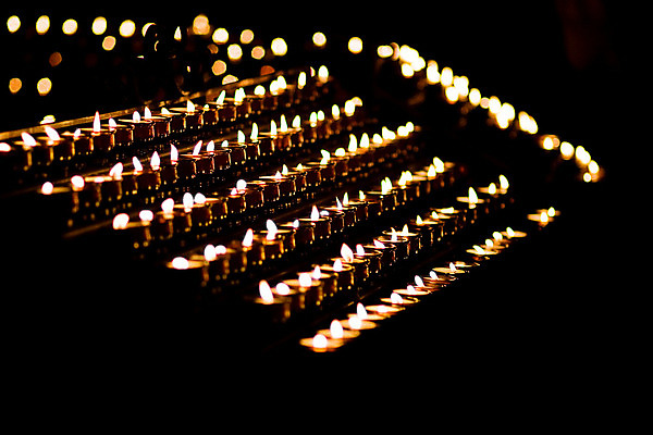 포토 JPG 해외이미지 기독교 종교 생각 벽지 불꽃 조명 그림자 사람없음 빛 반사 교회 평화 믿음 검은색 성경 어둠 희망 침묵 슬픔 바위 기도 죽음 최고 영혼 성자 보호 성직자 신성 장례 고딕 신앙심 심지 제단 줄서기 특별함 화상 많음 해외202004 해외포토 감정 컬러 컨셉 종교용품 종교건축 모션 불 건물 소리 돌_바위 상처 파일형식 이미지허브