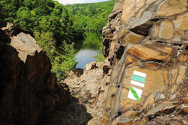 포토 JPG 해외이미지 나무 식물 계절 공원 도로 길 여행 자국 자연 산 풍경 사람없음 야외 목재 초록색 물 여름 강 환경 계곡 봄 하이킹 바위 황무지 숲 체코 내추럴 공화국 전국 해외202004 해외포토 자연요소 공공시설 유럽 나라 컬러 재료 교통시설 레저 돌_바위 생태계 파일형식 이미지허브
