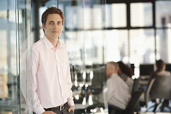 포토 JPG 해외이미지 백인 직업 응시 여자 남자 중년 비즈니스 사업가 유리 실내 서기 사람 20대 성인 가로 세명 컴퓨터 사무실 문 기댐 거래 작업 비즈니스맨 비즈니스우먼 자신감 4 주식 상인 스마트 동료 다민족 경영 케이프타운 혼혈 해외202004 해외포토 서양인 시선 감정 컨셉 관계 모션 재질 청년 내부 금융 전자제품 숫자 직장인 다문화 남아프리카공화국 파일형식 이미지허브