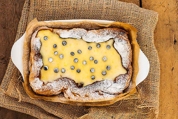 포토 JPG 해외이미지 접시 종이 음식 백그라운드 탁자 디저트 요리 사람없음 목재 갈색 케이크 초콜릿 얼음 흰색 신선 달콤 맛 가루 설탕 굽기 가득함 크림 블루베리 퍼프 푸딩 프랑스어 양피지 캐서롤 페스츄리 해외202004 해외포토 자연요소 나무 문자 식기 빵 컬러 가구 컨셉 과일 재료 용기_그릇 구이 파일형식 이미지허브