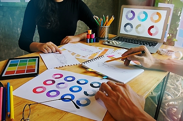 포토 JPG 해외이미지 백인 직업 디자인 드레스 옷 여자 산업 비즈니스 창조 성인 사람없음 유행 기계 직물 업무 작업실 마네킹 바느질 디자이너 스케치 그림 주인 수공예 재단 재단사 스타일리스트 핸드메이드 스타일 해외202004 해외포토 서양인 미술 사람 작업 공예 파일형식 이미지허브