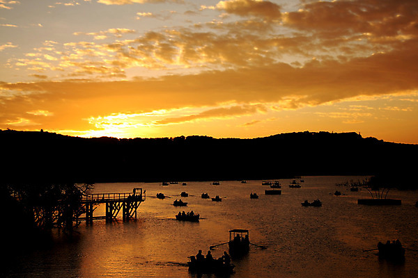 포토 JPG 해외이미지 실루엣 호수 자연 아침 사람없음 일출 황혼 일몰 새벽 보트 저녁 그림 해외202004 해외포토 주간 자연요소 배_교통 촬영기법 노을 야간 생태계 파일형식 이미지허브