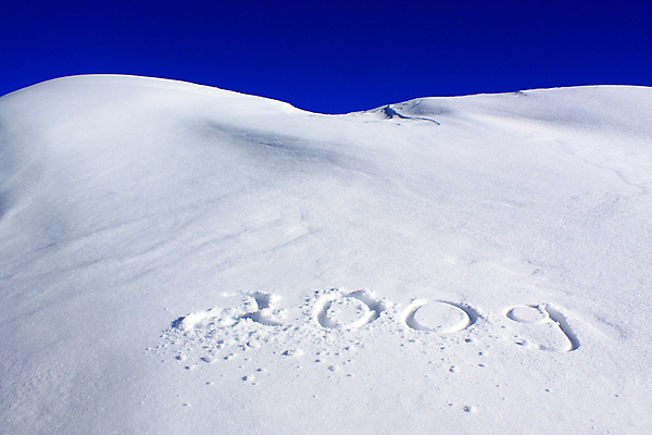 포토 JPG 해외이미지 계절 겨울 자연 새로움 새해 산 풍경 사람없음 야외 얼음 추위 흰색 신선 날짜 12월 연도 스위스 사인 서리 1월 눈내림 해외202004 해외포토 자연요소 유럽 컬러 컨셉 눈_날씨 생태계 파일형식 이미지허브