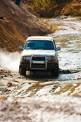 포토 JPG 해외이미지 나무 도로 무기 스포츠 포즈 모션 자동차 조명 취미 사람없음 공중 갈색 점프 힘 경쟁 운전 레이싱 바퀴 위험 땅 군용 타이어 먼지 감시 진흙 짐차 엔진 흙더미 빛망울 비포장도로 오프로드 집회 해외202004 해외포토 식물 길 육상교통 컬러 컨셉 교통시설 군대 시합 빛 흙 파일형식 더미 이미지허브