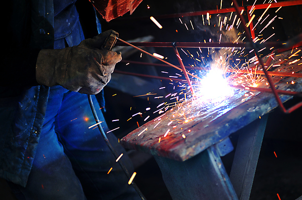 포토 JPG 해외이미지 남자 실내 한명 들기 성인 옆모습 빛 어둠 하반신 업무 불똥 용접 용접공 용접기 용접마스크 철강 성인남자한명만 해외202004 해외포토 직업 1 뷰포인트 모션 마스크 사람 내부 작업 남자한명만 성인남자만 파일형식 이미지허브