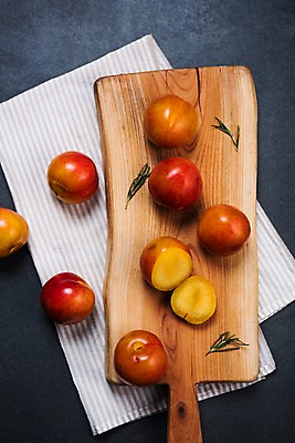 포토 JPG 과일 도마 사람없음 하이앵글 여러개 천 자두 플랫레이 국내포토 뷰포인트 다수 주방용품 직물 플랫 파일형식